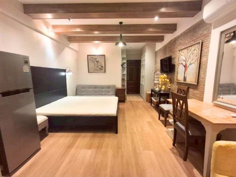 เช่า 8,500 บาท/เดือนSeven Star Condo โซนเจ็ดยอดตกแต่งห้องสไตล์อบอุ่นเหมือนอยู่โรงแรม Boutiqueว่างวันที่ 24 สิงหาคมนี้.รายละเอียดห้อง• ห้องสตูดิโอ 30 ตร.ม. ห้องสวย เฟอร์นิเจอร์ครบ• ชั้น 6 ตึก A • มีที่จอดรถยนต์และมอเตอร์ไซค์.ค่าเช่าเพียง 8,500 บาท / เดือน• สัญญา 1 ปี• ประกัน 2 เดือน• ล่วงหน้า 1 เดือน.ไม่อนุญาตสัตว์เลี้ยงห้ามสูบบุหรี่ห้ามเกี่ยวข้องกับสิ่งผิดกฎหมาย.ทำเลดีมาก ใกล้• วิทยาลั�