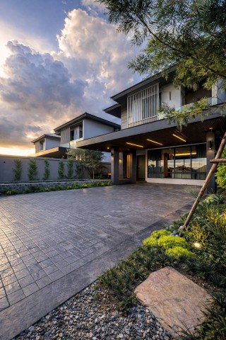 ขายด่วน บ้านสร้างใหม่ Pool Villa Fully Furnishedสันผักหวาน หางดง เชียงใหม่สัมผัสบ้านหรูบรรยากาศธรรมชาติ ใกล้เมืองเชียงใหม่ตอบโจทย์คนรุ่นใหม่และครอบครัวที่ต้องการบ้านสวยทันสมัย อยู่สบาย พร้อมเฟอร์นิเจอร์ครบ เข้าอยู่ได้ทันทีทั้งดีไซน์ ฟังก์ชัน และของแถมจัดเต็ม ในราคาที่คุ้มค่าน่าสนใจรายละเอียดบ้านบ้านสร้างใหม่ Pool Villa Luxury4 ห้องนอน4 ห้องน้ำ1 ห้องครัว1 ห้องซักรีด1 ห้องรับ�