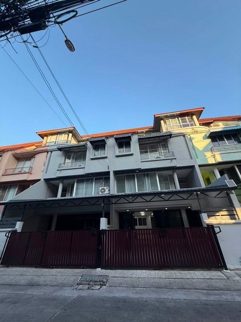 ให้เช่าโฮมออฟฟิศ 4 ชั้น 350 ตร.ม. 4 ห้อง หมู่บ้านสินธานี ลาดพร้าว 80 ใกล้เลียบด่วน ใกล้รัชดาเหม่งจ๋าย  *** ราคาเช่า 40,000 บาท/เดือน   ติดต่อ:: ชยา โทร/ID Line:: 0942823961   Link Line:: https://line.me/ti/p/3xFA1An8Kcรหัส# T26-1203โฮมออฟฟิศ 4 ชั้น หมู่บ้านสินธานี ลาดพร้าว 80 รีโนเวทใหม่ ใกล้เลียบด่วน ใกล้รัชดาเหม่งจ๋าย ๐ เนื้อที่ 28.3 ตารางวา๐ พื้นที่ใช้สอย: 350 ตร.ม.  ๐ 4 ห้องนอน ๐ 5 ห้องน้ำ  ๐ 2 ห้องโถงใหญ่๐ จอดรถได้ 3 คัน (ในบ้าน 2 คัน และ�