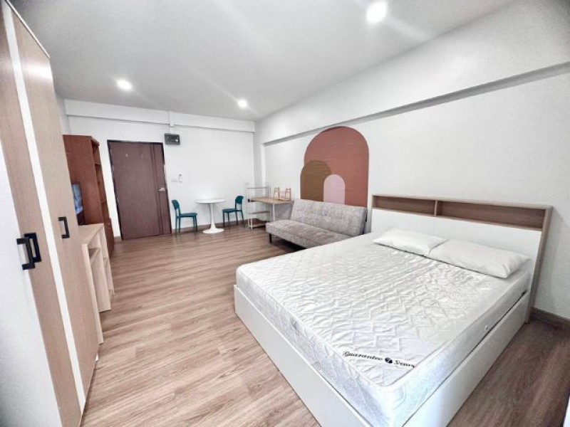 ให้เช่า 5,500/เดือน* พีพี คอนโด (PP Condo)มีลิฟต์ เงียบสงบ ไม่วุ่นวายราคาพิเศษนี้ถึง 10 กันยายน 2569 .รายละเอียดห้องพื้นที่ใช้สอย 30 ตร.ม.อาคาร C ชั้น 2เฟอร์นิเจอร์ครบเครื่องใช้ไฟฟ้าครบ พร้อมเครื่องซักผ้าพร้อมเข้าอยู่ทันที.ไม่รับสัตว์เลี้ยงเหมาะกับ นักศึกษา, คนทำงาน, หรือ คู่รักเริ่มต้นชีวิตใหม่เข้าออกสะดวกหลายเส้นทางเพียง 2 นาทีถึงถนนซุปเปอร์เชียงใหม่-ลำพูน.ใกล้ที่สำคั