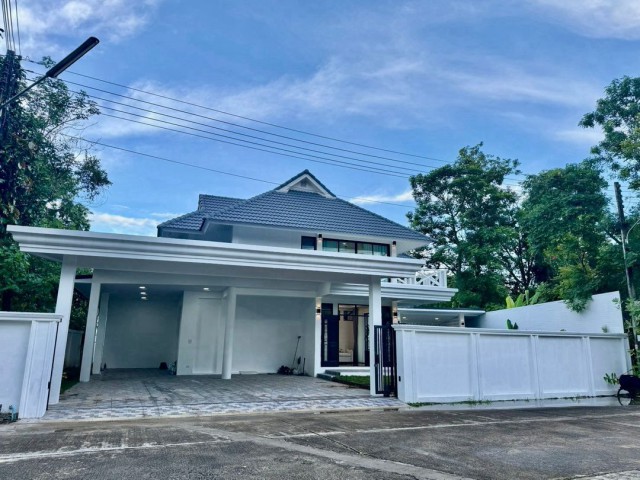 #โซนหางดง–แม่เหียะ ราคาเพียง 17.65 ล้าน 103 ตรว. บ้านพูลวิลล่า Modern Style ดีไซน์ทันสมัย #เฟอร์นิเจอร์ครบ Built-in ทั้งหลัง ทำเลศักยภาพ เดินทางเข้าเมืองสะดวก #หิ้วกระเป๋าพร้อมเข้าอยู่ได้เลยขนาดที่ดิน 103 ตรว. พื้นที่ใช้สอย 330 ตรม.5 ห้องนอน 3 ห้องน้ำ4 ที่จอดรถ2 ห้องนั่งเล่นโถงสูงห้องครัว และโซนซักล้างประตูหน้าบ้าน ระบบรีโมทคอนโทรล สระว่ายน้ำใหญ่ ขนาด 4 x 7 เมตร ระบบเกลือของแถมให้แบบ�