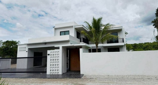New Modern Pool Villa 10.8 ล้าน 295 ตรว. #น้ำแพร่ #หางดง บ้านพูลวิลล่าสร้างใหม่ #สไตล์โมเดิร์น ฟังก์ชันครบ ดีไซน์ทันสมัย เหมาะสำหรับอยู่อาศัย หรือเป็นบ้านพักตากอากาศรายละเอียดบ้านที่ดิน 295 ตร.วาพื้นที่ใช้สอย 329 ตร.ม.4 ห้องนอน | 4 ห้องน้ำห้องนอนชั้นล่าง 1 ห้อง พร้อมห้องน้ำห้องนั่งเล่นกว้าง โปร่งครัวสไตล์ Modern Westernห้องซักล้าง + ห้องเก็บของชั้น 2 จำนวน 3 ห้องนอน พร้อมห้องน้ำในตัวและ Walk-in ClosetMaster