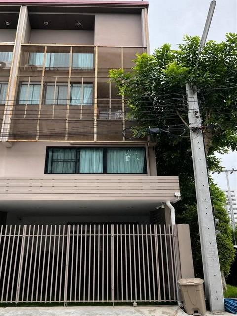 ให้เช่าทาวน์โฮม 3.5 ชั้น เฮ้าส์ นิช แจ้งวัฒนะ-ติวานนท์ บ้านหลังแรก ใกล้เซ็นทรัลแจ้งวัฒนะ ( เลี้ยงสัตว์ได้ )ราคาขาย 5,990,000 บาท ( ราคาพูดคุยได้สำหรับผู้ซื้อ / ผู้เช่าที่สนใจจริงๆ )ราคาเช่า 45,000 บาท / เดือน ( สัญญาขั้นต่ำ 1 ปี ประกัน 2 เดือน ล่วงหน้า 1 เดือน )ที่ตั้ง ถนนสามัคคี ซอยสามัคคี 29 ตำบลบางตลาด อำเภอปากเกร็ด จังหวัดนนทบุรี 11120ติดต่อ : คุณภัสพงณ์ 0634098164Line : deedee23https://www.facebook.com/profile.php?id=615814849555