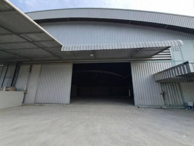 BST1326 ให้เช่าโกดังพร้อมห้องพักคนงาน ลาดกระบัง 14/1 พื้นที่ 1,000 ตร.ม. ใกล้สนามบินสุวรรณภูมิและมอเตอร์เวย์ติดต่อ Agent คุณบัว (Bua)Tel: 093-646-4597&nbsp;LINE ID: Bua093ราคาเช่า 120,000 บาทต่อเดือนโกดังให้เช่าทำเลลาดกระบัง ซอยลาดกระบัง 14/1 ใกล้สนามบินสุวรรณภูมิและมอเตอร์เวย์ เหมาะสำหรับคลังสินค้า ศูนย์กระจายสินค้า ธุรกิจ E Commerce ธุรกิจ Logistics โรงงานขนาดย่อม หรือธุรกิจที่ต้องการพื้นที่เก็บสินค้าและห้อ�