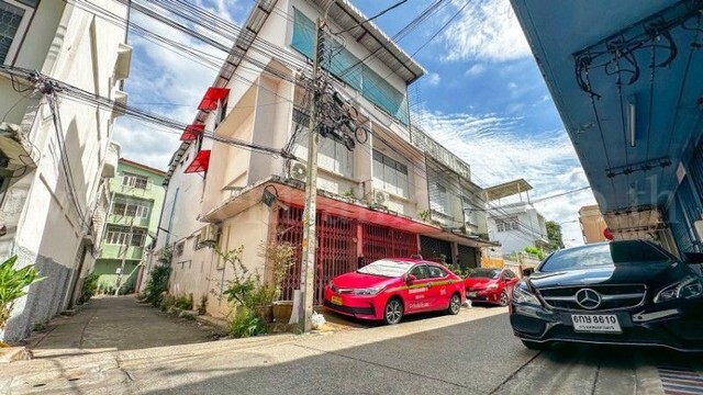 รหัสทรัพย์ : N1301ทาวน์เฮ้าส์ 3 ชั้น 52 ตร.วา สาธุประดิษฐ์ 16 บางคอแหลม(บางรัก) - ราคาถูกที่สุดในระแวกที่ตั้ง :&nbsp;ถนนพระราม 3 แขวงบางโคล่ เขตบางคอแหลม กรุงเทพมหานคร 10120รายละเอียดทรัพย์- อาคารพาณิชย์ 3 ชั้น เนื้อที่ 52 ตารางวา พื้นที่ใช้สอย 300 ตารางเมตร- 7 ห้องนอน, 4 ห้องน้ำ, 3 ห้องโถง, 2 ที่จอดรถ(ที่จอดภายในตัวบ้าน ไม่ใช่หน้าบ้าน)- โครงสร้างเป็นปูนและพื้นคานเป็นปูนทั้งหมดสามชั้น- �