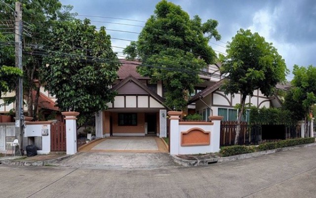 ขาย #บ้านเดี่ยว หมู่บ้าน ลัดดารมย์ เอกมัย-รามอินทรา ถนนประดิษฐ์มนูธรรม #ใกล้เซ็นทรัลอีสวิลล์ #ใกล้แฟชั่นไอส์แลนด์ราคาขาย : 32,800,000 บาท#รายละเอียดประเภททรัพย์ : บ้านเดี่ยว 2 ชั้นหมู่บ้าน : ลัดดารมย์ เอกมัย-รามอินทรา (Laddarom Ekkamai-Ramintra)ขนาด : 141.2 ตารางวาพื้นที่ใช้สอย :  300 ตรม.จำนวนห้อง : 5 ห้องนอน  4 ห้องน้ำ  - ห้องรับแขก 1 ห้อง  - ห้องพักผ่อนชั้นล่าง 1 ห้อง  - ห้องพักผ่อนชั้นบน 1 ห้อง - ห้องพั�