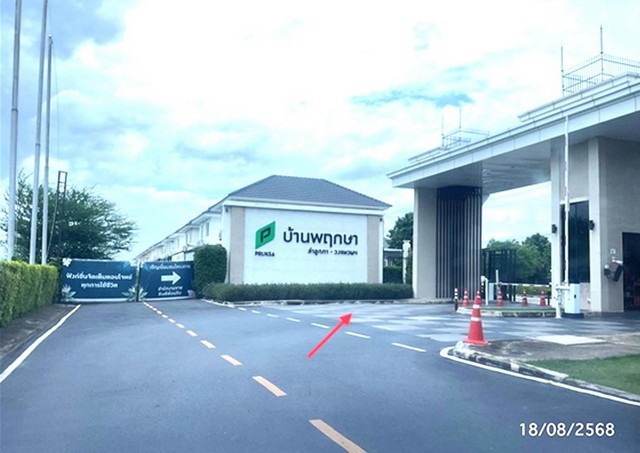 ขายทาวน์เฮ้าส์ปทุมธานี โครงการ บ้านพฤกษา ลำลูกกา-วงแหวนฯ (พฤกษา132)      ซอย 8 ถนน ลำลูกกา ตำบล ลำลูกกา อำเภอ ลำลูกกา จังหวัด ปทุมธานี  ราคา  2,200,000   บาท  ( ราคาต่อรองได้ )  รายละเอียดทรัพย์ -  เนื้อที่ 20.90 ตร.ว.   พื้นที่ใช้สอย 102.60 ตร.ม. -  3 ห้องนอน 2 ห้องน้ำ  -  1 ที่จอดรถ  -  บ้านหันไปทางทิศ ตะวันตก  พิกัดทรัพย์ : https://maps.app.goo.gl/d9QhWjMP8PivTKjb6  สถานที่ใกล้เคียง   - ตลาดใหญ่ลำลูกกา - โรงพยาบาลซีจีเอช ลำลูกกา - �