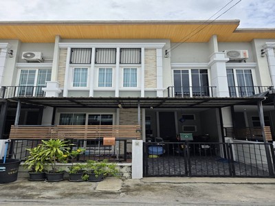 ขายทาวน์เฮ้าส์ Golden Town 2 สุขสวัสดิ์-พุทธบูชา 3 ห้องนอน 2.9 ล้าน บ้านพร้อมอยู่ ใกล้พระราม 2.TPI-3378.บ้านทาวน์เฮ้าส์ 2 ชั้น แบบ Kensington สไตล์อังกฤษ หน้ากว้าง 5.7 ม. ที่ดิน 18.50 ตร.ว. พื้นที่ใช้สอย 110 ตร.ม. 3 ห้องนอน 2 ห้องน้ำ มีห้องอเนกประสงค์ชั้น 1 พร้อมเฟอร์นิเจอร์และแอร์ เหมาะอยู่เอง ลงทุน หรือปล่อยเช่า.ที่ตั้ง : ซอยสุขสวัสดิ์ 26 แยก 9 แขวงบางปะกอก เขตราษฎร์บูรณะ กรุงเทพฯ 10140พิกัด: https://maps.app.goo.gl/fBb1kZuT
