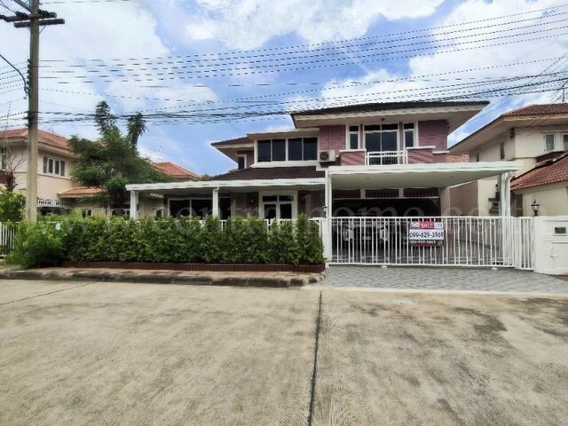 รหัสทรัพย์&nbsp; N0375บ้านเดี่ยว บารานี&nbsp; รังสิต - คลอง 3 บ้านสวยพร้อมอยู่ ราคาดีที่ตั้ง : ถนนเลียบคลองสาม ตำบลคลองสาม อำเภอคลองหลวง จังหวัดปทุมธานี 12120รายละเอียด- บ้านเดี่ยว 2 ชั้น ขนาดที่ดิน 68 ตารางวา พื้นที่ใช้สอย 220 ตารางเมตร- 5 ห้องนอน, 4 ห้องน้ำ, 1 ห้องรับแขก, 2 ห้องครัว, 1 ห้องแม่บ้าน, 2 ที่จอดรถ- เครื่องปรับอากาศ 3 เครื่อง, เครื่องทำน้ำอุ่น 4 เครื่อง- ชั้นล่างปูด้วย SPC และกระเบ�