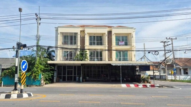รหัสทรัพย์สิน : N1156อาคารพาณิชย์ 3 ชั้น หมู่บ้าน ณัฏฐรียา บ้านหม้อ บันไดอิฐ เพชรบุรี ทำเลดีมากที่ตั้ง: ถนนบันไดอิฐ ตำบลบ้านหม้อ อำเภอเมืองเพชรบุรี จังหวัดเพชรบุรี 76000รายละเอียดทรัพย์- อาคารพาณิชย์ 3 ชั้น เนื้อที่ 33 ตารางวา พื้นที่ใช้สอยประมาณ 260 ตารางเมตร- 6 ห้องนอน, 5 ห้องน้ำ, 1 ห้องนั่งเล่น, 1 ห้องครัว&nbsp;- ต่อเติมหลังคาโรงจอดรถแล้ว- แถมแอร์ 2 เครื่อง&nbsp;- สามารถจอดรถหน้าบ้�