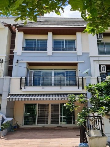 ให้เช่าทาวน์โฮม 3 ชั้น หมู่บ้านกลางเมือง ศรีนครินทร์ 24 (อ่อนนุช–พัฒนาการ) รีโนเวทใหม่ พร้อมเข้าอยู่ติดต่อ:: ชยา โทร/ID Line:: 0942823961Link Line:: https://line.me/ti/p/3xFA1An8Kcรหัส# T26-1108ทาวน์โฮม 3 ชั้น หมู่บ้านกลางเมือง ศรีนครินทร์ 24 (อ่อนนุช–พัฒนาการ)๐ ขนาด 20 ตารางวา๐ 3 ห้องนอน๐ 3 ห้องน้ำ๐ Terrace ด้านหลัง๐ เครื่องปรับอากาศ 5 เครื่อง๐ มีทีวี ตู้เย็น เครื่องซักผ้า และเครื่องปรับอากาศ พร้อมเข้าอยู่ได้ทันที๐ จ�
