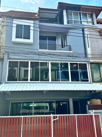 โรงเหล้าแสงจันทร์ เอกมัย-รามอินทรา 355ม.  5นอน ลาดพร้าว 76-82 วังทองหลาง ให้เช่าโฮมออฟฟิศ 4 ชั้น  5น้ำ  26 ตร.ว.350 ตร.ม. ใกล้รร.นานาชาติ KIS 406 ม.และ Super Star Arena ขนาด รีโนเวทใหม่ทั้งหลัง  พร้อมที่จอดรถ เหมาะสำหรับสำนักงาน สตูดิโอ หรือพักอาศัย ทำเลเดินทางสะดวก ใกล้MRT ลาดพร้าว 83 1.0 กม. เชื่อมต่อถนนหลัก รถไฟฟ้า และเลียบด่วนเอกมัย-รามอินทรา ราคาเช่า 38,998 บาท/เดือนSaengchan Brewery Ekkamai-Ramintra 355m. 5bed Ladprao76-82 WangThonglang 4-story 26s
