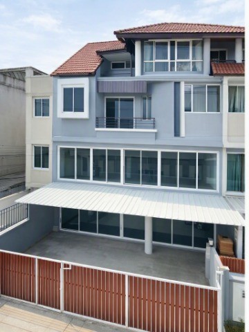 5นอน ลาดพร้าว 76-82 วังทองหลาง ให้เช่าโฮมออฟฟิศ 4 ชั้น โรงเหล้าแสงจันทร์ เอกมัย-รามอินทรา 355ม.  5น้ำ  26 ตร.ว.350 ตร.ม. ใกล้รร.นานาชาติ KIS 406 ม.และ Super Star Arena ขนาด รีโนเวทใหม่ทั้งหลัง  พร้อมที่จอดรถ เหมาะสำหรับสำนักงาน สตูดิโอ หรือพักอาศัย ทำเลเดินทางสะดวก ใกล้MRT ลาดพร้าว 83 1.0 กม. เชื่อมต่อถนนหลัก รถไฟฟ้า และเลียบด่วนเอกมัย-รามอินทรา ราคาเช่า 38,999 บาท/เดือน5bed Ladprao76-82 WangThonglang 4-story 26sq.wa. 350sq.m. home office for rent  5bath