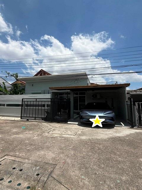 ให้เช่าบ้านเดี่ยว 1 ชั้น หมู่บ้านทิวสน ลาดพร้าว 87 แยก 18 ใกล้ CDC เลียบด่วนราคาขาย 5,500,000 บาท ( โอนคนละครึ่ง ต่อรองได้ )ราคาเช่า 24,000 บาท / เดือน ( ประกัน 2 เดือน ล่วงหน้า 1 เดือน ไม่รับสัตว์เลี้ยง )ที่ตั้ง ถนนลาดพร้าว ซอยลาดพร้าว 87 แยก 18 แขวงคลองเจ้าคุณสิงห์ เขตวังทองหลาง กรุงเทพมหานคร 10310ติดต่อ : คุณภัสพงณ์ 0634098164Line : deedee23https://www.facebook.com/profile.php?id=61581484955548เนื้อที่ 43 ตารางวา จำนวน 1 ชั้น 2 ห้องนอน 2 ห้อง�