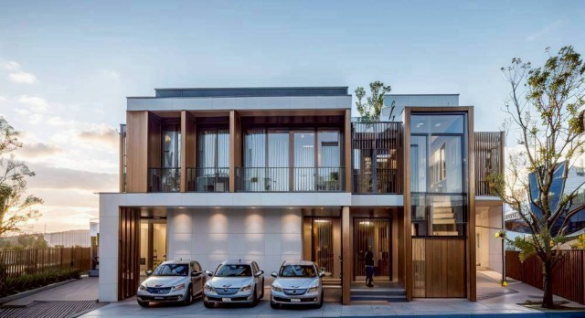 บ้านพักอาศัยระดับ Luxury บนที่ดินขนาดใหญ่ 335 ตร.ว. พร้อมสระว่ายน้ำส่วนตัว เหมาะสำหรับครอบครัวที่ต้องการบ้านหลังใหญ่ พื้นที่ใช้สอยกว้างขวาง ความเป็นส่วนตัว และเดินทางเข้าเมืองเชียงใหม่ได้สะดวกราคาขาย 25,900,000 บาทรายละเอียดทรัพย์ที่ดินขนาด 335 ตร.ว.พื้นที่ตัวบ้านตามใบอนุญาต 506 ตร.ม.พื้นที่ใช้สอยรวม 571 ตร.ม.5 ห้องนอน7 ห้องน้ำ2 ห้องนั่งเล่น1 ห้องครัว1 Pantry1 ห้องแม่บ้านที่จอด�