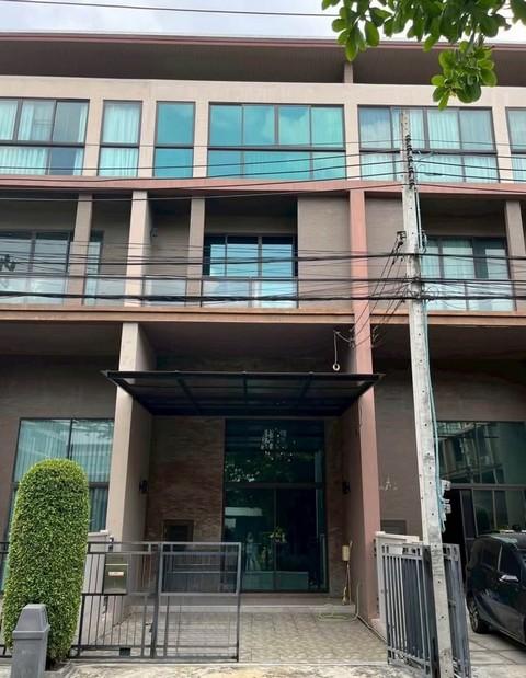 ให้เช่าทาวน์โฮม 3 ชั้น โครงการ บ้านกลางเมือง รัชโยธิน ซอยพหลโยธิน 34 ใกล้ BTS เสนานิคมราคาขาย 10,900,000 บาท ( ค่าโอนและค่าภาษีฝ่ายละครึ่ง )ราคาเช่า 50,000 บาท / เดือน ( สัญญาขั้นต่ำ 1 ปี )ราคาเช่า 45,000 บาท / เดือน ( สัญญาเช่า 2-3 ปี )ที่ตั้ง ถนนพหลโยธิน ซอยพหลโยธิน 34 แขวงเสนานิคม เขตจตุจักร กรุงเทพมหานคร 10900ติดต่อ : คุณภัสพงณ์ 0634098164Line : deedee23https://www.facebook.com/profile.php?id=61581484955548เนื้อที่ 21.9 ตารางวา พื้นที่ใช้สอย 193 �