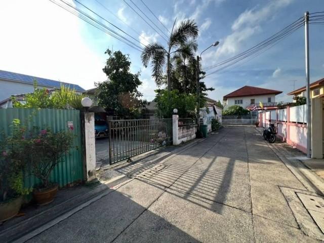 ขายที่ดิน พร้อมบ้านชั้นเดียว 129 ตรว. ลาดพร้าว 71 ซอยสังคมสงเคราะห์ 24 ใกล้เลียบด่วน ถนนซอยกว้าง หน้าปากซอยเป็นคอนโดชีวาไทย*** ราคาขาย 7,500,000 บาทติดต่อ คุณช่อผกา โทร 0616198565 LINE 0616198565สำรอง LINE 0812523279 ส่งลิ้งก์ไว้ได้เลยรหัส# T26-1072ที่ดินพร้อมบ้านชั้นเดียว ลาดพร้าว 71 สังคมสงเคราะห์ 24• เนื้อที่ 129 ตารางวา• บ้านอยู่ติดคลองสุดซอย ตีเป็นที่ดินเปล่าเพราะต้องสร้างใหม่• ถนนในซอยใหญ่ รถสวน�