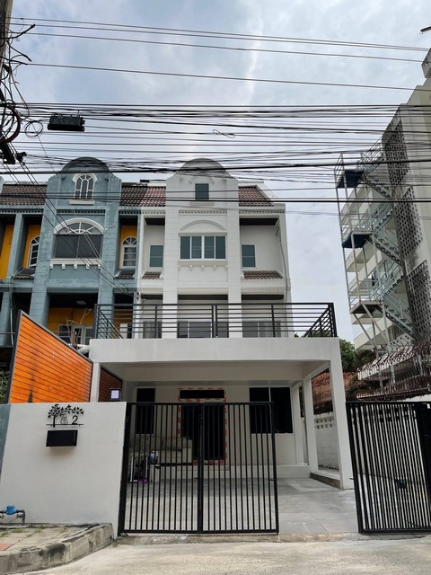 ขาย Home Office 3 ชั้น 46 ตรว. 380 ตรม. ซอย ลาดพร้าว91 ใกล้รถไฟฟ้าสถานีมหาดไทย ใกล้ทางด่วน*** ราคาขาย 9 ล้านบาท *** ราคาเช่า 45,000 บาท/เดือน  ติดต่อ:: ชยา โทร/ID Line:: 0942823961   Link Line:: https://line.me/ti/p/3xFA1An8Kcรหัส# T26-1081 Home Office 3 ชั้น ซอย ลาดพร้าว91 ใกล้รถไฟฟ้าสถานีมหาดไทย• ขนาดที่ดิน 46 ตรว. • พื้นที่ใช้สอย 380 ตรม. • ตัวบ้านหน้ากว้าง 5.5 เมตร ลึก 20 เมตร• 3 ห้องนอน 4 ห้องน้ำ• 1 ห้องใต้ดิน 1 ห้องใต้หลังคา• 3 พื้นที่ส่วนกลาง • แอร์ 6 ตัว• �