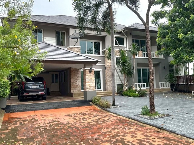 บ้านเดี่ยว2ชั้น เป็นโครงการบ้านเดี่ยวระดับหรู (Luxury) เพียง 51 ยูนิต #บ้านเช่าบางพลี สมุทรปราการโครงการหมู่บ้านณุศาศิริบางนา ถนนกิ่งแก้ว บางพลี สมุทรปราการเฟอร์นิเจอร์/Built-in ทั้งหลัง และเครื่องใช้ไฟฟ้า หิ้วกระเป๋าเข้าอยู่ได้เลยขนาดพื้นที่ : 173 ตรว.พื้นที่ใช้สอยในตัวบ้าน : 420 ตรม4ห้องนอน4 ห้องน้ำ1 ห้องนอนแม่บ้าน  2 ห้องรับแขก 1 ห้องครัว 1 โซนซักล้าง /จอดรถได้หลายคันเครื�