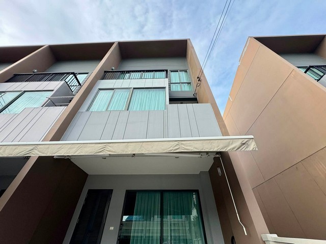 รหัสC7276 ให้เช่าบ้านตกแต่งพร้อมอยู่ ทาวน์โฮม 3ชั้น โครงการบ้านกลางเมือง พระราม 9-กรุงเทพกรีฑา ราคาเช่า 35,000 บาท/เดือน (ประกัน2 ล่วงหน้า1)สนใจนัดชมสถานที่หรือสอบถามข้อมูลเพิ่มเติมโทร : 095-823 9789 คิท(Agent)Line id : candy.456Line Add Friend : https://line.me/ti/p/rHhjrvhm_z#ForRent #ให้เช่าบ้านตกแต่งพร้อมอยู่ ทาวน์โฮม 3ชั้น โครงการบ้านกลางเมือง พระราม 9-กรุงเทพกรีฑา เนื้อที่ 18 ตารางวา  พื้นที่ใช้สอย 152 ตารางเมตร 3 ห้องนอน3 ห้อง�