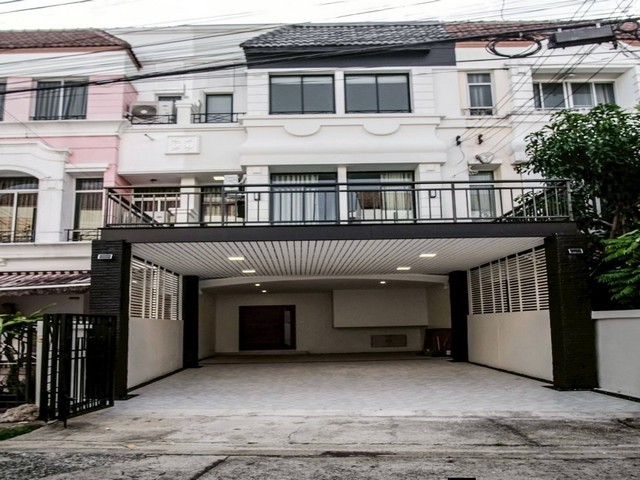รหัสC7272 ให้เช่าทาวน์โฮม 3ชั้น โครงการบ้านกลางเมือง บริติซ ทาวน์ ศรีนครินทร์ ใกล้รถไฟฟ้าศรีลาซาลราคาเช่า 39,000 บาท/เดือน (ประกัน2 ล่วงหน้า1)สนใจนัดชมสถานที่หรือสอบถามข้อมูลเพิ่มเติมโทร : 095-823 9789 คิท(Agent)Line id : candy.456Line Add Friend : https://line.me/ti/p/rHhjrvhm_z#ForRent #ให้เช่าบ้านตกแต่งพร้อมอยู่ ทาวน์โฮม 3ชั้น โครงการบ้านกลางเมือง บริติซ ทาวน์ ศรีนครินทร์ ใกล้รถไฟฟ้าศรีลาซาลพื้นที่ใช้สอย 230 ตารางเมตร3 ห้อ�