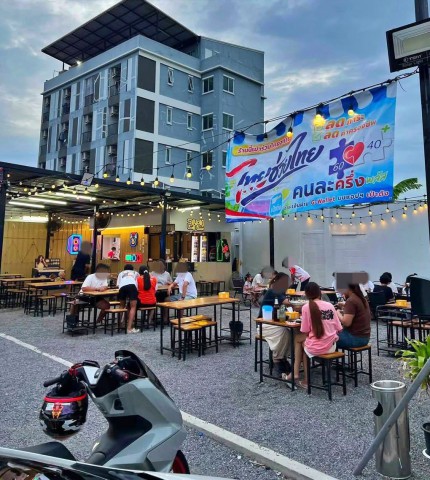 สนใจรายละเอียดหรือนัดดูร้านโทร 089-606-5123 Line id : pearry_punyaporn เซ้งเพียง 180,000 บ  เซ้งร้านหมูกระทะ  #ย่านกาญจนา #บางแค  #พร้อมเปิดต่อ- มีหมู่บ้านข้างในเยอะ ใกล้ถนนใหญ่กาญจนา- มีที่จอดรถเยอะมาก - รอบๆร้านมีร้านเหล้า / คาร์แคร์ / ร้านกาแฟ- พื้นที่รวม 225 ตารางเมตร  มี 2 ห้องน้ำ / 2 ห้องนอน / มีพื้นที่ตรงเคาท์เตอร์เก็บเงิน- มีฐานลูกค้าเดิม *รายได้ดี คุยก่อนได้*- มีโต๊ะแคมป์ปิ้ง / โต๊ะธรรมดา - มี�