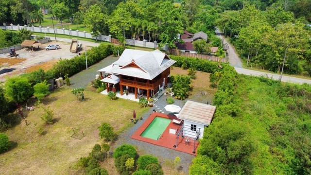 #โซนสันทราย ลดราคาพิเศษเหลือเพียง 12.5 ล้าน #บ้านไม้สักทองล้านนาร่วมสมัย บนที่ดินกว่า 2 ไร่ 51.6 ตร.วา พร้อมสระว่ายน้ำและสวนส่วนตัว ให้ความเป็นส่วนตัวสูง เหมาะสำหรับอยู่อาศัย บ้านพักตากอากาศ หรือทำเป็นบ้านพักสำหรับครอบครัวรายละเอียดบ้านพื้นที่ใช้สอยประมาณ 240 ตร.ม.4 ห้องนอน3 ห้องน้ำในตัวครัวฝรั่งแบบ Open Plan พร้อมพื้นที่รับประทานอาหารห้องนั่งเล่น พร้อมโถงชั้นบนแล