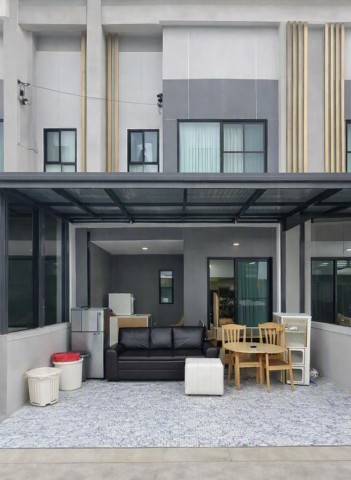 ลาดกระบัง1-5 ทาวน์โฮม 2ชั้น 3นอน ให้เช่า อ่อนนุช-มอเตอร์เวย์ 14,998บาท/เดือน 2 น้ำ ใกล้ตลาดลานบุญ 1.4 กม.พร้อมเฟอร์ฯ และเครื่องใช้ไฟฟ้า พื้นที่ขนาด 20 ตร.ว.160 ตร.ม.บรรยากาศร่มรื่น เหมาะสำหรับพักอาศัย ทำเลดี ใกล้เดอะพาซิโอ มอลล์ ลาดกระบัง 2.3 กม.สถานศึกษา ศูนย์การค้า และมอเตอร์เวย์ สนามบินสุวรรณภูมิ LatKrabang1-5 2Story Townhome 3Bed 2 Bath  Rent 14,998THB/month Lan Boon Market 1.4 km. Fully furnished with appliances On Nut Motorway 20 sq.wa. 160 sq.m. Lush surroundings ideal for living Good location near The