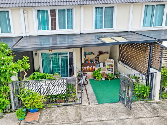 โรงพยาบาลบางนา 5 800 ม. เทพารักษ์ ให้เช่าทาวน์เฮ้าส์ 2 ชั้น 3 นอน 2 น้ำ ใกล้ บิ๊กซี เพลส บางพลี 1.2 กม.เหมาะสำหรับพักอศัยครอบครัวขนาด กลาง เล็ก ทำเลเชื่อมต่อถนนเทพารักษ์ ถนนศรีนครินทร์ ถนนกิ่งแก้ว และถนนบางนา ตราดได้สะดวก พื้นที่ 18 ตร.ว. 100 ตร.ม. 9999 B-M. near Bangna 5 Hospital (800 m) Thepharak Market, Airplane Market 1.5 km. Townhouse for rent, 2 stories, 3 bedrooms, 2 bathrooms,  Big C Place Bang Phli (1.2 km). Suitable for small to medium-sized families. Convenient location with easy access to Theparak Road, Srinakarin Road, King Kaew Road, and Bangna-Trat Road. Area: 18 sq.wa. (100 sq.m). 
