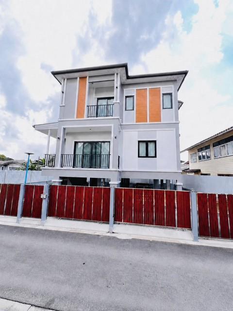 ขายบ้านเดี่ยว 3 ชั้น ซอยหมู่บ้านคลองจวน บ้านสร้างเอง สภาพใหม่ พัฒนาการ 32 หลังหมู่บ้านพฤกษา 73 ทำเลใกล้เมือง พัฒนาการ–อ่อนนุช–ศรีนครินทร์*** ราคาขาย 7,970,000 บาท (ราคาต่อรองได้)ติดต่อ คุณช่อผกา โทร 0616198565 LINE 0616198565สำรอง LINE 0812523279 ส่งลิ้งก์ไว้ได้เลยรหัส# T26-1075บ้านเดี่ยว 3 ชั้น สร้างเอง สภาพใหม่ พัฒนาการ 32 หลังหมู่บ้านพฤกษา 73 ทำเลใกล้เมือง พัฒนาการ–อ่อนนุช–ศรีนครินทร์• ที่ดิน 50 ตร.ว.•