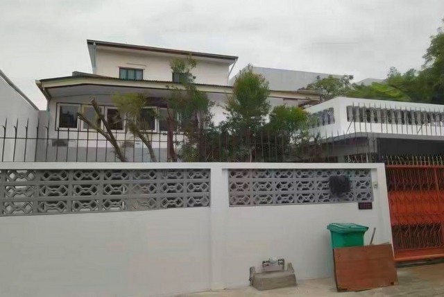 ให้เช่าบ้านเดี่ยว 2 ชั้น  #บ้านเช่าสุขุมวิท 101/1 รีโนเวทใหม่ทั้งหลัง เปลี่ยนสุขภัณฑ์ใหม่หมด บ้านเดี่ยว2ชั้น• เนื้อที่ 60 ตารางวา• 3 ห้องนอน• 3 ห้องน้ำ• 1 ห้องนั่งเล่น• 1 ห้องรับประทานอาหาร• 1 ห้องครัว• ห้องแม่บ้านแยกออกจากตัวบ้าน• แอร์ 4 เครื่อง มีเฟอร์นิเจอร์บางส่วน• จอดรถได้2คัน นอกบ้านอีก2คันที่ตั้ง ซอยวชิรธรรมสาธิต 65 (สุขุมวิท 101/1) ตั้งอยู่ใน แขวงบางจาก เขตพระโขนง �