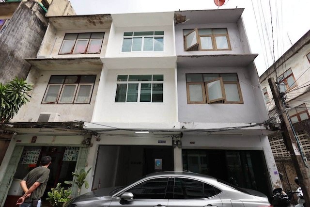 BH4340 ให้เช่าทาวน์เฮ้าส์ 4 ชั้น หลังมุม พร้อมดาดฟ้า ซอยสาทร 11 แยก 3 ใกล้ BTS เซนต์หลุยส์ รีโนเวทใหม่ทั้งหลังติดต่อ Agent คุณบัว (Bua)Tel: 093-646-4597&nbsp;LINE ID: Bua093ราคาเช่า 45,000 บาท/เดือนทาวน์เฮ้าส์หลังมุม 4 ชั้น พร้อมดาดฟ้า ทำเลใจกลางสาทร ใกล้ BTS เซนต์หลุยส์ เหมาะสำหรับคนทำงานในย่านสาทร สีลม ครอบครัวที่มีบุตรเรียนในเมือง ชาวต่างชาติ รวมถึงใช้เป็น Home Office, Studio หรือ Co-working Spaceรายละเอียดทรัพย์ทาวน์เฮ�