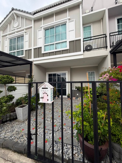ให้เช่าทาวน์โฮม 2 ชั้น 3 ห้องนอน ริชตัน สวนหลวง-พัฒนาการ RICHTON ใกล้สวนหลวง ร.9 เพียง 500 เมตร *** ราคาเช่า 35,000 บาท/เดือนติดต่อ:: ชยา โทร/ID Line:: 0942823961   Link Line:: https://line.me/ti/p/3xFA1An8Kcรหัส# T26-1090ทาวน์โฮม 2 ชั้น ริชตัน สวนหลวง-พัฒนาการ RICHTON• เนื้อที่ 20 ตร.ว.• 3 ห้องนอน• 2 ห้องน้ำ• 1 ห้องรับแขก• ที่จอดรถ 1 คัน•  เครื่องปรับอากาศ 4 เครื่อง• เดินทางสะดวก เชื่อมต่อถนนพัฒนาการ ศรีนครินทร์ บางนา เฉลิมพระเกียรติ ร.9 และ�