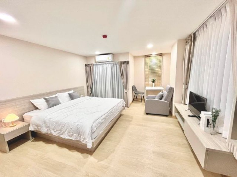 ให้เช่า 8,000 /เดือน (1 ปี )ให้เช่า 8,500 /เดือน (6 เดือน)Ping Plus Condo I พิงค์ พลัส คอนโดคอนโดย่านช้างคลาน เชียงใหม่ห้องมุม พร้อมเฟอร์นิเจอร์และเครื่องใช้ไฟฟ้าครบพร้อมเข้าอยู่ 27 สิงหาคม 2569.ราคาเช่า• สัญญา 1 ปี เดือนละ 8,000 บาท• สัญญาขั้นต่ำ 6 เดือน เดือนละ 8,500 บาท.รวมค่าส่วนกลางแล้วแรกเข้าประกัน 2 เดือน + ค่าเช่าล่วงหน้า 1 เดือน.รายละเอียดห้อง• 1 ห้องนอน• 1 ห้องน้ำ• ขนาด 29 ตร.ม.• ชั้น 2• ห้องมุ�