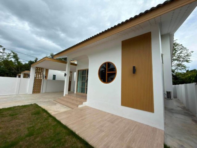 ให้เช่า 23,000 /เดือน*บ้านเดี่ยวสไตล์ Minimal | สารภี บ้านใหม่ เฟอร์นิเจอร์พร้อมอยู่ น้ำไม่ท่วมใกล้ 7-Eleven ดอนแก้วพลาซ่า.รายละเอียด• ที่ดิน 57.5 ตร.วา• พื้นที่ใช้สอย 110 ตร.ม.• 2 ห้องนอน• 1 ห้องอเนกประสงค์ — ทำเป็นห้องนอน / ห้องทำงาน / ห้องแต่งตัวได้• 2 ห้องน้ำ• 1 ห้องครัว พร้อมเคาน์เตอร์ Built-in• 1 ลานซักล้าง• 2 ที่จอดรถ.เฟอร์นิเจอร์ & เครื่องใช้ไฟฟ้า• แอร์ 3 เครื่อง• เครื่องทำน้ำอุ่น 2 เครื