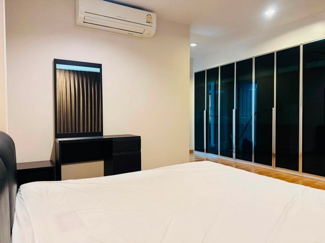 ขาย บ้านกลางเมือง Urbanion เกษตรนวมินทร์ 2 ซอยลาดปลาเค้า 79 ใกล้รถไฟฟ้าสายสีชมพูบ้านหลังมุม แบบ Grand Quarto พร้อมเข้าอยู่รายละเอียดบ้าน• ที่ดิน 31.5 ตร.ว. | พื้นที่ใช้สอย 170 ตร.ม.• 3 ห้องนอน | 3 ห้องน้ำ• บ้านทาวน์โฮม 3 ชั้น ขนาดใหญ่• บ้านหลังมุม ซอย 10 เงียบและเป็นส่วนตัว• เฟอร์นิเจอร์ครบ พร้อมเข้าอยู่ใกล้รถไฟฟ้าสายสีชมพูสถานีลาดปลาเค้า (PK18) และสถานีรามอินทรา 3 (PK17) ประมาณ 3 กม.เข้าออกได�