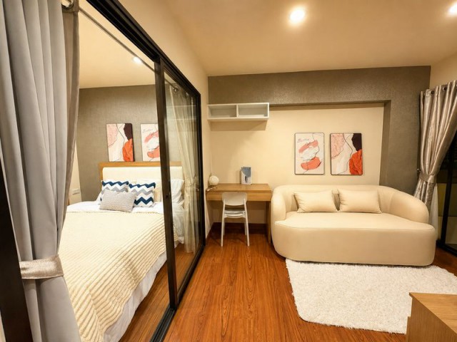 ขายคอนโด Airport Home Condominium (แอร์พอร์ต โฮม คอนโดมิเนียม) ทำเลสะดวกใกล้สนามบินเชียงใหม่ เหมาะสำหรับอยู่อาศัยเอง หรือซื้อไว้ปล่อยเช่าราคาขาย 1,490,000 บาทค่าใช้จ่ายวันโอน ผู้ซื้อ–ผู้ขายคนละครึ่ง (50/50)รายละเอียดห้องพื้นที่ใช้สอย 35 ตร.ม.ชั้น 3ค่าส่วนกลางประมาณ 741 บาท/เดือนทำเลเดินทางเข้าเมืองสะดวกสิ่งอำนวยความสะดวกภายในโครงการFitnessที่จอดรถเจ้าหน้าที่รักษาความปลอดภัยระบบ Key Car
