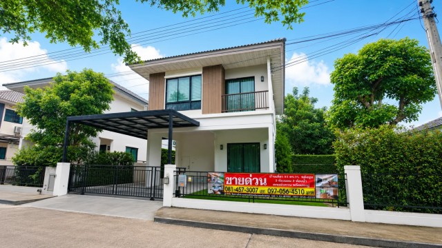 **โมดิวิลล่า | บ้านสวยหลังมุม ขนาดใหญ่พิเศษ** **บ้านสวย ทำเลดี หลังมุม พื้นที่กว้างขวาง**ตกแต่งสวย พร้อมเข้าอยู่ เหมาะสำหรับครอบครัวที่ต้องการบ้านที่มีพื้นที่และความเป็นส่วนตัว  3ห้องนอน 2ห้องน้ำ  **จุดเด่นของบ้าน** บ้านหลังมุม ขนาดใหญ่พิเศษ ตกแต่งทั้งหลัง หรูหรา สวยงาม ติดตั้งเครื่องปรับอากาศทั้งหลัง มีพื้นที่สวนรอบบ้าน อยู่ตรงข้ามสวนสาธารณะภายในหมู่บ้าน �