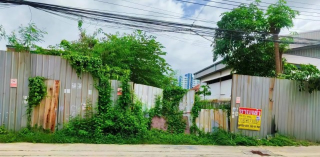 -**ให้เช่าพื้นที่ทำเลดี – ซอยสุภาพงษ์ 1 แยก 6** **ทำเลเด่น ตรงข้ามซีคอนสแควร์ ศรีนครินทร์** ใกล้รถไฟฟ้าสายสีเหลือง ทำเลศรีนครินทร์ เชื่อมต่อ **สุขุมวิท – อ่อนนุช – บางนา** เดินทางสะดวก เข้า–ออกได้หลายเส้นทาง ใกล้ตลาด ร้านอาหาร และแหล่งชุมชน มีรถสาธารณะผ่าน เดินทางสะดวก**ขนาดที่ดิน 136 ตารางวา****ค่าเช่า 30,000 บาท/เดือน****สถานที่สำคัญใกล้เคียง**• ซีคอนสแควร์ ศรีนครินทร์• พาร