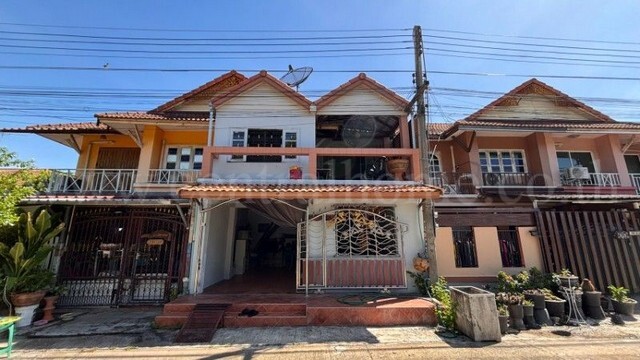 รหัสทรัพย์&nbsp;: N0834ทาวน์โฮม หมู่บ้านพฤกษา 4 พุทธมณฑลที่ตั้ง :&nbsp;ถนนดาวทอง ตำบลมหาสวัสดิ์ อำเภอพุทธมณฑล จังหวัดนครปฐม 73170รายละเอียดทรัพย์- ทาวน์โฮม 2 ชั้น เนื้อที่ 18 ตารางวา พื้นที่ใช้สอย 105 ตารางเมตร&nbsp;- 3 ห้องนอน, 2 ห้องน้ำ, 1 ห้องรับแขก, 1 ห้องครัว, 1 ที่จอดรถ- พื้นชั้นล่างกระเบื้อง, พื้นชั้นบนกระเบื้อง- ต่อเติมหลังห้องครัวเรียบร้อย- หน้าบ้านหันทางทิศใต้- โครงสร้างแข็งแรง �