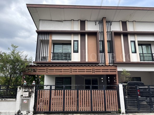 รหัสทรัพย์&nbsp; 6868ทาวน์โฮม บ้านฟ้ากรีนเนอรี่ ปิ่นเกล้า - สาย&nbsp;5 หลังมุม ติดถนนบรมราชชนนี&nbsp;ที่ตั้ง : ถนนบรมราชชนนี ตำบลบางกระทึก อำเภอสามพราน จังหวัดนครปฐม 73210รายละเอียดทรัพย์- ทาวน์โฮม 2 ชั้น ขนาดพื้นที่ 25&nbsp;ตารางวา พื้นที่ใช้สอยประมาณ 105&nbsp;ตารางเมตร- 3&nbsp;ห้องนอน, 2&nbsp;ห้องน้ำ, 1 ห้องรับแขก, 1 ห้องครัว, 2 ที่จอดรถ- หน้าบ้านกว้าง 6.5 เมตร, ลึก 13.5 เมตร, ถนนหน้าบ้านกว้าง 8&nbsp;เมตร- หน้าบ�