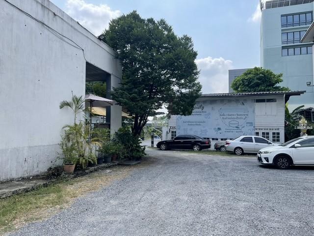 BH4302 ให้เช่าที่ดินพร้อมอาคาร ถนนสุคนธสวัสดิ์ เลียบด่วนรามอินทรา นวลจันทร์ ขนาด 636 ตารางวา เหมาะทำโชว์รูม คลังสินค้า ศูนย์กระจายสินค้า และธุรกิจติดต่อ Agent คุณบัว (Bua)โทร 093-646-4597LINE ID Bua093ราคาเช่า 150,000 บาทต่อเดือนให้เช่าที่ดินพร้อมอาคาร ทำเลศักยภาพบนถนนสุคนธสวัสดิ์ ย่านเลียบด่วนรามอินทรา–นวลจันทร์ ทำเลธุรกิจที่เติบโตอย่างต่อเนื่อง เดินทางสะดวก เชื่อมต่อถนนเกษตร-นวม�