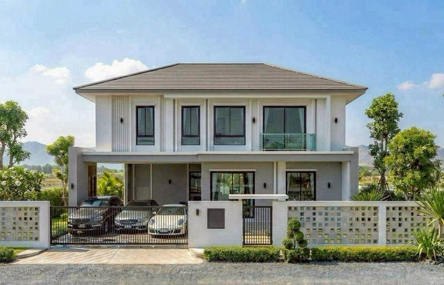 ให้เช่าเพียง 89,000 บาท/เดือน #บ้านแหวน #หางดง บ้านเดี่ยวหรู 2 ชั้น สไตล์ Modern Luxury #ใกล้กาดฝรั่ง พร้อมเฟอร์นิเจอร์ครบ เข้าอยู่ได้ทันที บ้านหลังใหญ่ ฟังก์ชันครบ ย่านยอดนิมยมรายละเอียดบ้านเนื้อที่ 80 ตารางวาพื้นที่ใช้สอยประมาณ 240 ตารางเมตร4 ห้องนอน5 ห้องน้ำ (ห้องนอนทุกห้องมีห้องน้ำในตัว)ห้องนั่งเล่นเพดานสูง โปร่ง โล่ง เชื่อมต่อ Family Living Area และโซนรับประทานอาหารครัวพร้อมเคา�