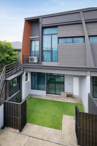 ใกล้ด่านเก็บเงินบ้านทับช้าง 200 ม.ที่ดิน 29 ตร.วา. รามคำแหง กาญจนาภิเษก พระราม9 ราษฏร์พัฒนา มิสทีน  ทาวน์โฮม 3 นอน 2 น้ำ  34,998 บาท/เดือน 143 ตร.ม.หลังหัวมุม หน้าบ้านไม่ชนใคร เป็นส่วนตัว บรรยากาศเงียบสงบ เหมาะสำหรับอยู่อาศัย หรือโฮมออฟฟิศ เดินทางสะดวก ใกล้รร.วัดลาดบัวขาว 1.4 กม.ตลาด ศูนย์การค้า  เชื่อมต่อถนนหลักหลายสาย VerveBanThapChang toll 200m. Ramkhamhaeng Kanchanaphisek Rama9 3bed Ratsapatana Mistine 2bath townhome  29 sq.wa. 34,998 THB/month usable area 143 sq.m. Cor