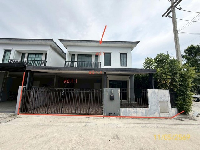 ขายบ้านเดี่ยวปทุมธานี โครงการ บริทาเนีย วงแหวน-หทัยราษฎร์     ซอย ภายในโครงการ ถนน หทัยราษฎร์ ตำบล บึงคำพร้อย อำเภอ ลำลูกกา จังหวัด ปทุมธานี  ราคาโปรโมชั่น   3,613,000    บาท    ลดจาก  4,600,000   บาท ราคาโปรโมชั่นตั้งแต่วันที่ 1 กรกฎาคม 2569 – 30 กันยายน 2569  รายละเอียดทรัพย์ -  เนื้อที่ 36.60 ตร.ว.  พื้นที่ใช้สอย 173.25 ตร.ม. -  3 ห้องนอน 3 ห้องน้ำ   -  1 ที่จอดรถ  -  บ้านหันไปทางทิศ ใต้  พิกัดทรัพย์ : https://maps.app.goo.gl/QHHcB