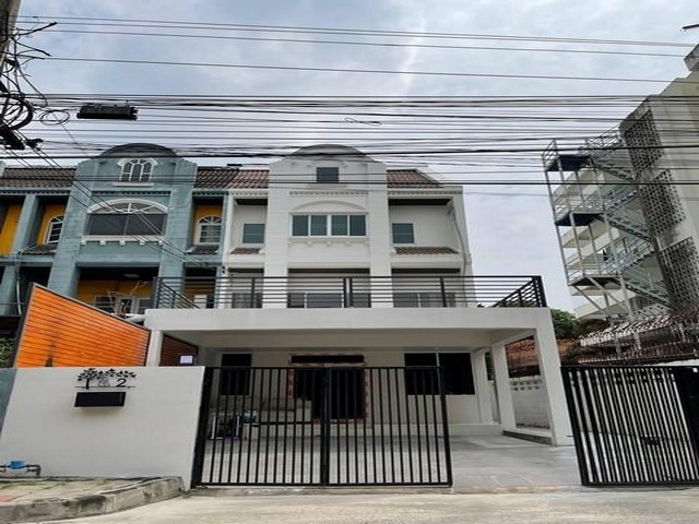 ให้เช่า Home Office 3 ชั้น ซอยลาดพร้าว91 ใกล้ รถไฟฟ้าสถานีมหาดไทย** Agent **ติดต่อ คุณบิว : 081 252 3279 ID line: 061 787 9691แอดไลน์กดที่ลิงค์นี้ได้เลยครับ : https://line.me/ti/p/SR5Ehdv_q-ติดต่อ คุณปอ : 061 619 8565ID line: 061 619 8565แอดไลน์กดที่ลิงค์นี้ได้เลยครับ : https://line.me/ti/p/zu0mm-ozFX** รหัส BT385ราคาเช่า 45,000 บาท/เดือน (เจ้าของดูแลเรื่องปลวกทุก 4 เดือน)ราคาขาย 9 ล้านบาท ค่าโอน 50/50Home Office 3 ชั้น ใกล้รถไฟฟ้าสถานีมหาดไทย• ขนาดที่ดิน 46 ตรว.• พื้นที่ใช้สอย 380 ตรม