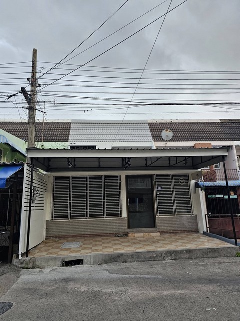 ให้เช่าทาวน์เฮาส์ 2 ชั้น Renovated ใหม่ 200 ตรม. ซอยพหลโยธิน 69-1 ใกล้ BTS สายหยุด เพียง 150 เมตร*** ราคาเช่า 32,000 บาท/เดือน ติดต่อ:: ชยา โทร/ID Line:: 0942823961   Link Line:: https://line.me/ti/p/3xFA1An8Kcรหัส# T26-1220 ทาวน์เฮาส์ พหลโยธิน 69-1 Renovated ใหม่ สไตล์ Modern Industrial Contemporary  ใกล้ BTS สายหยุด เพียง 150 เมตร๐ พื้นที่ “ทำธุรกิจ + พักอาศัย” รวมไว้ในหลังเดียว๐ พื้นที่ใช้สอยรวมกว่า 200 ตร.ม. พร้อมเข้าอยู่ได้ทันที๐ ชั้น 1 พื้นที่ Commercial (ประมาณ 100 ตร.ม.) เหมาะมา�