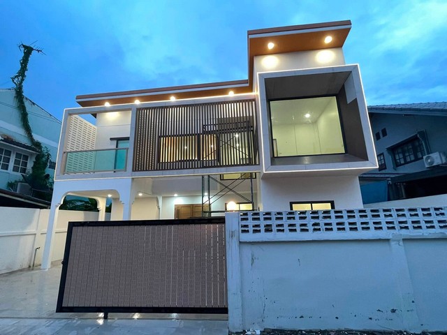 ขายบ้านเดี่ยว 2 ชั้น 59 ตรว. 5 ห้องนอน ลาดพร้าว 87 ย่านเลียบด่วน รีโนเวทพร้อมอยู่ ใกล้ CDC เลียบด่วน *** ราคาขาย 11.9 ล้านบาทติดต่อ:: ชยา โทร/ID Line:: 0942823961   Link Line:: https://line.me/ti/p/3xFA1An8Kcรหัส# T26-1218บ้านเดี่ยว 2 ชั้น หลังมุม ลาดพร้าว 87 ย่านเลียบด่วน รีโนเวทพร้อมอยู่ สไตล์ Minimal Luxury ใกล้ CDC • เนื้อที่ 59 ตารางวา• พื้นที่ใช้สอย 250 ตร.ม. (ไม่รวมลานจอดและสวน) • 5 ห้องนอน• 3 ห้องน้ำ• 3 ที่จอดรถ • พื้นที่ใช้สอยขนาดใหญ่ รอ�