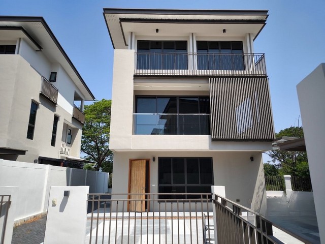 ขายบ้านเดี่ยว Luxury 3 ชั้น AQ Arbor สวนหลวง ร.9 – พัฒนาการ | หลังริม แปลงใหญ่ พร้อมอยู่บ้านเดี่ยวหลังริม บรรยากาศเงียบสงบ ตกแต่ง Built-in ทั้งหลังด้วยเฟอร์นิเจอร์ Modernform พร้อมพื้นที่ทำงานและ Walk-in Closet เหมาะสำหรับครอบครัวที่ต้องการบ้านหรูใกล้โรงเรียนนานาชาติและสนามบินสุวรรณภูมิราคาขาย 15,500,000 บาทรายละเอียดบ้าน• ที่ดิน 97.10 ตร.ว. | พื้นที่ใช้สอย 297 ตร.ม.• 3 ห้องนอน | 4 ห้องน้ำ• ห้องทำงาน + Walk-in Cl