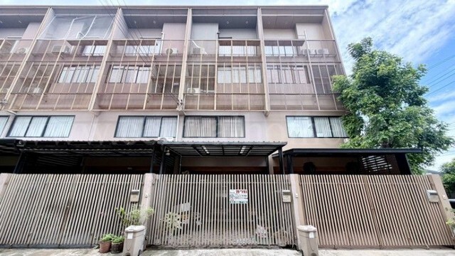 รหัสทรัพย์ N1403ทาวน์โฮม 3.5 ชั้น เฮ้าส์ นิช แจ้งวัฒนะ-ติวานนท์&nbsp;ที่ตั้ง :&nbsp;ซอยประเสริฐอิสลาม ตำบลบางตลาด อำเภอปากเกร็ด จังหวัดนนทบุรี 11120รายละเอียดทรัพย์&nbsp;- ทาวน์โฮม 3.5 ชั้น ขนาดพื้นที่ 22 ตารางวา พื้นที่ใช้สอย 200 ตารางเมตร หน้าบ้านกว้าง 5 เมตร- 3 ห้องนอน, 3 ห้องน้ำ, 1 ห้องรับแขก, 1 ห้องครัว, 2 ที่จอดรถ-&nbsp;เครื่องปรับอากาศ 6 เครื่อง, ชุดปั๊มน้ำ+แท้งค์น้ำ- ต่อเติมโรงจอดรถ, ต่อเติม